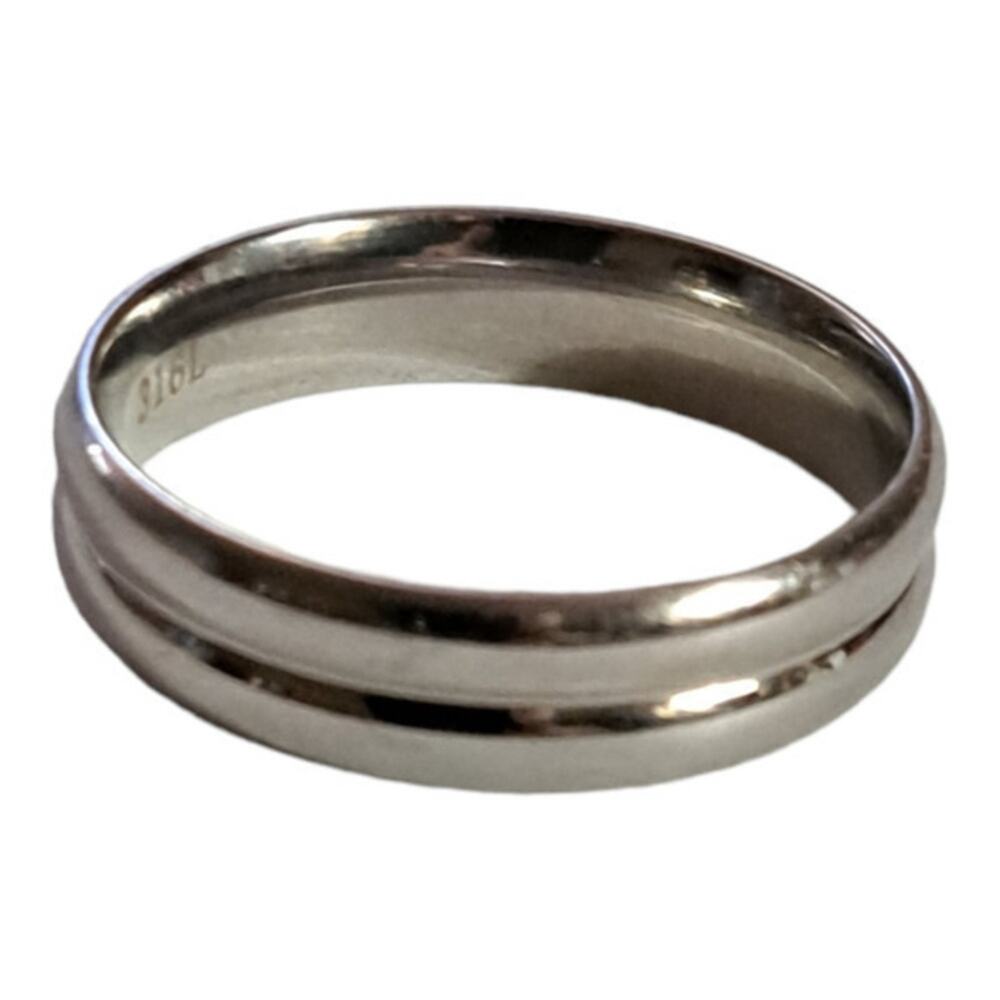 Man's stainless steel silver ring size 13